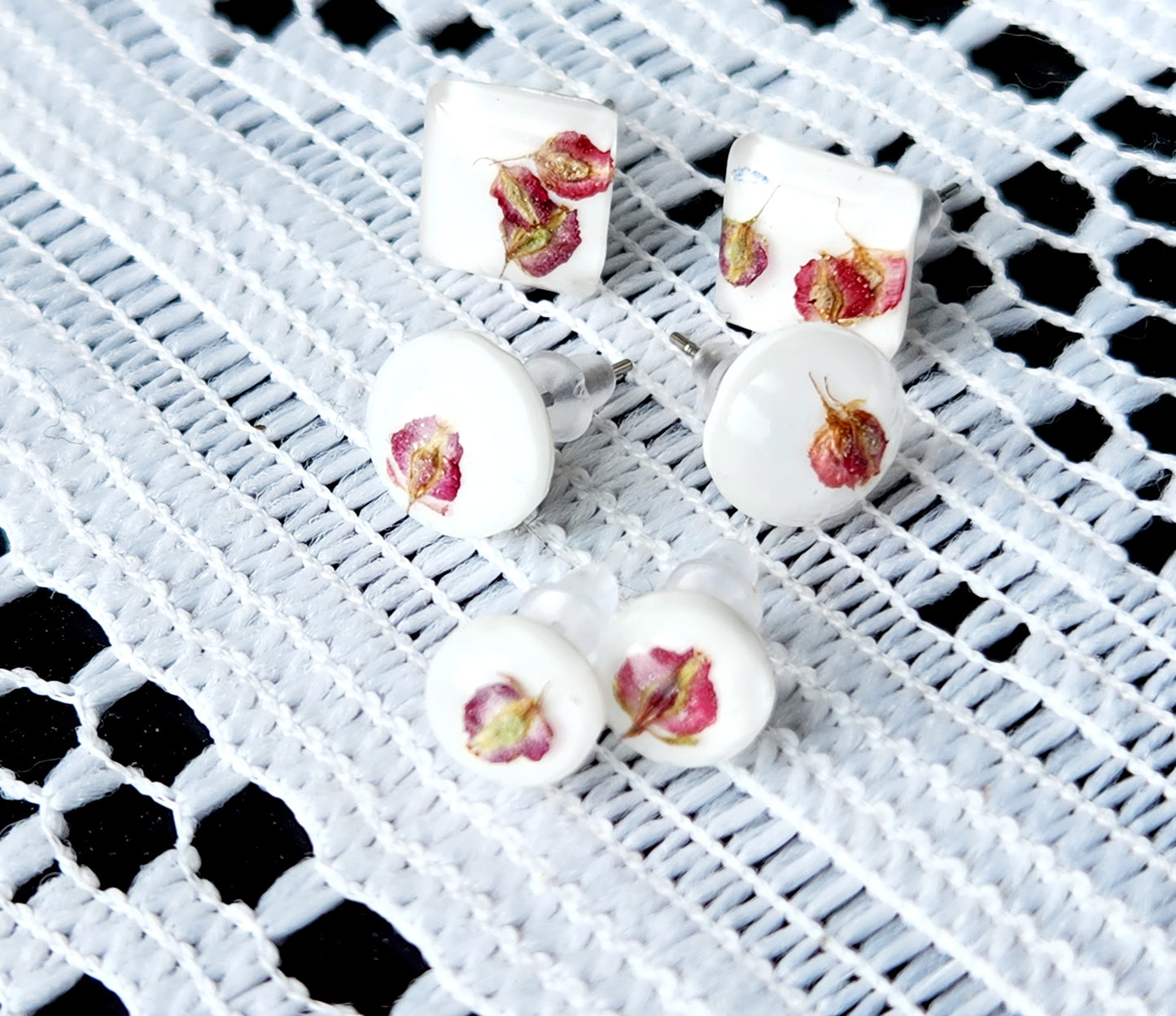 Small earrings, white with red seeds