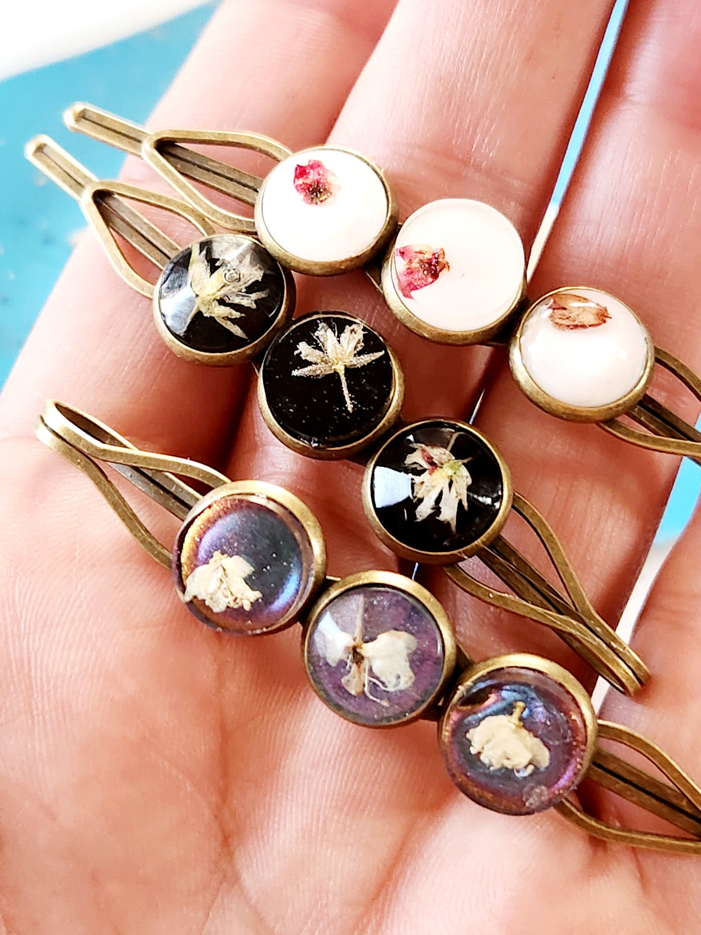 Small hair clips with three tundra gems
